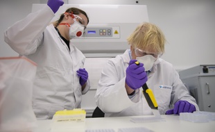 Le Premier ministre britannique Boris Johnson (à droite) visite l'unité de production de la biotech française Valneva, en Ecosse, le 28 janvier 2021.