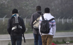 Des jeunes migrants traversent la jungle de Calais. (Illustration)