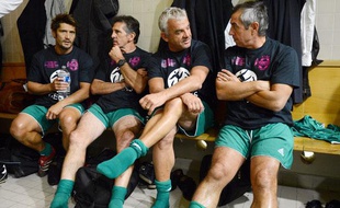 L'ancien footballeur Olivier Rouyer, assis entre Claude Puel et Alain Giresse, lors d'un match du Variété, le 12 septembre 2012, au stade Charléty, à Paris.
