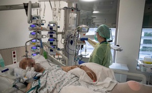 Un patient atteint du covid-19, hospitalisé dans une unité de soins intensifs de l'hôpital d'Ixelles, en Belgique.