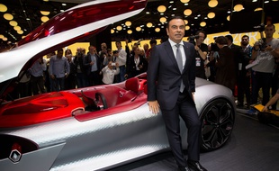 Carlos Ghosn, PDG de Renault-Nissan, devant le concept-car Renault Trezor au Mondial de l'Automobile, à Paris, le 29 septembre 2016.