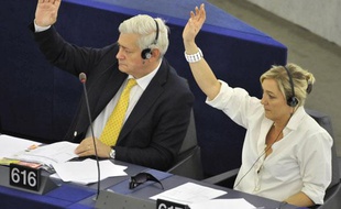 Bruno Gollnisch (G) et Marine Le Pen lors d'une session au Parlement européen à Strasbourg, le 7 juillet 2010.