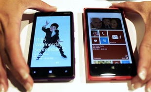 Les fabricants de téléphones portables fourbissent leurs armes en prévision de la sortie prochaine de l'iPhone 5 d'Apple, à l'image du finlandais Nokia ou de l'américain Motorola Mobility qui ont présenté mercredi de nouveaux smartphones conçus avec Microsoft et Google.