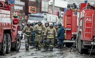 Des pompiers à l'assaut des flammes qui ravagent le centre commercial de Kemerovo, en Russie.