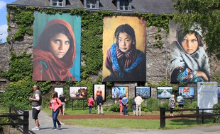 Le village de la Gacilly dans le Morbihan, qui accueille chaque été un grand festival photo en plein air.