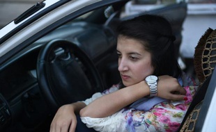 Rokhsar Azami, une Afghane, au volant de sa voiture à Kaboul le 4 septembre 2015