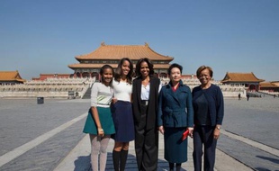 Michelle Obama, ses deux filles Sasha (G) et Malia (2eG), sa mère Marian Robinson (D) et Peng Liyua, épouse du président chinois Xi Jinping devant la Cité interdite à Pékin le 21 mars 2014