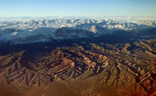 Vue aérienne des montagnes du Tadjikistan