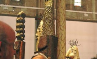 L'exposition « Yhayen (Procession) » est le résultat de 10 ans de collaboration avec des artistes camerounais.