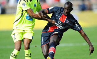 L'attaquant du Havre, Amadou Alassane (en jaune fluo), le 19 avril 2009 contre le PSG.