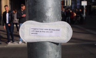 Une serviette hygiénique accrochée dans la rue.