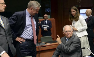 Le ministre des Finances allemand Wolfgang Schauble (d) s'entretient avec le Commissaire européen Siim Kallas (d) avant la réunion de l'Eurogroupe lundi 7 juillet 2014 à Bruxelles