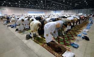 Le 28 juillet 2014, des musulmans prient au Parc Chanot, à Marseille (Bouches-du-Rhône), à l'occasion de l'Aïd el-Fitr, qui correspond à la rupture du mois du jeûne du ramadan.