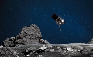 Vue d'artiste obtenue grâce à la Nasa de la sonde Osiris-Rex approchant l'astéroïde Bennu.