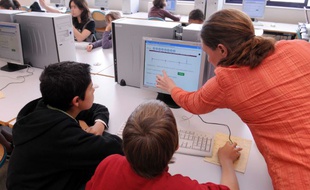 Une salle d'ordinateurs dans un college