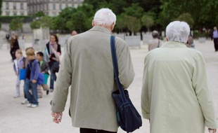 Un couple de personnes âgées marche dans le jardin des Tuileries à Paris, le 31 mai 2010