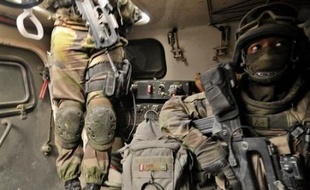Une cellule de renseignement française déployée auprès des forces de l'Otan à Kaboul a formulé de vives critiques à l'égard de l'opération de reconnaissance tombée dans une embuscade meurtrière des talibans le 18 août, affirme Le Canard enchaîné à paraître mercredi.