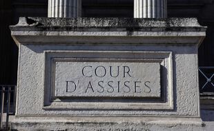 Une enseigne de cour d'assises. (illustration)