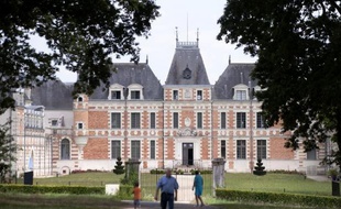 Des personnes devant le château de Clermont, le 31 juillet 2014 au Cellier, près de Nantes