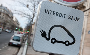 Des emplacements réservés aux voitures électriques à Paris (image d'illustration).