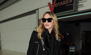 La chanteuse Madonna à l'aéroport d'Heathrow