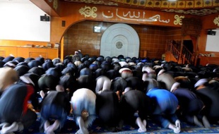 De violents affrontements ont eu lieu le week-end dernier dans le nord-ouest de la Chine entre des centaines de musulmans et les forces de l'ordre qui détruisaient une mosquée, ont annoncé lundi la police et un groupe de défenseurs des droits de l'Homme.
