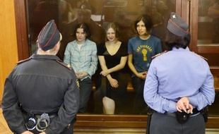 Le procès en appel de trois jeunes femmes du groupe Pussy Riot s'ouvre lundi dans la capitale russe, alors que le pouvoir a soufflé le chaud et le froid après leur condamnation décriée à deux ans de camp pour une "prière punk" anti-Poutine chantée dans la cathédrale de Moscou.