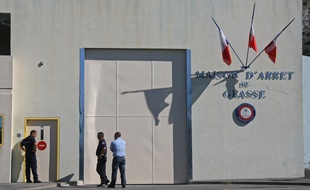 Des gardes devant l'entrée de la prison de Grasse, le 15 juillet 2007.