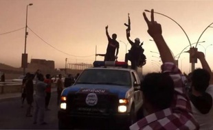 Capture d'écran d'une vidéo publiée sur YouTube le 12 juin 2014 montrant des membres présumés de l'EIIL paradant dans une rue de Mossoul