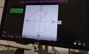 Sophie Guichard, prof de maths lyonnaise, propose des cours gratuits sur sa chaîne YouTube.