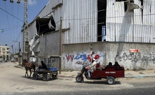 Deux Palestiniens ont été tués et un blessé mercredi lors d'un raid aérien israélien dans le nord de la bande de Gaza, près de la frontière avec Israël, a indiqué le porte-parole des services d'urgence dans le territoire palestinien contrôlé par le Hamas.
