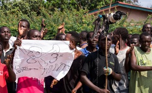 Des manifestants burundais anti-3e mandat du président Nkurunziza pendant un rassemblement à Musaga, un quartier de Bujumbura, le 29 mai 2015