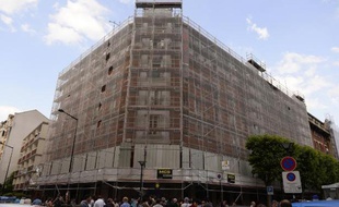 Des gens se rassemblent devant l'immeuble incendié d'Aubervilliers le 8 juin 2014