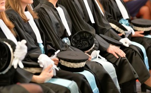 Des nouveaux magistrats lors de leur cérémonie de prestation de serment à l'Ecole nationale de la magistrature le 5 février 2016 à Bordeaux