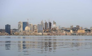 Vue partielle de la capitale de l'Angola, Luanda le 30 août 2012