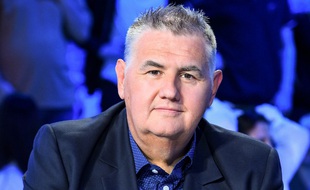 Pierre Ménès sur le plateau du « Canal Football Club » en 2019