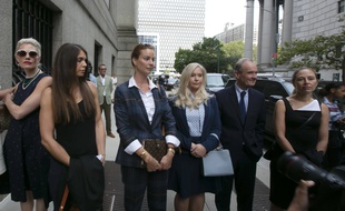Des accusatrices de Jeffrey Epstein devant le tribunal de Manhattan, le 27 août 2019.