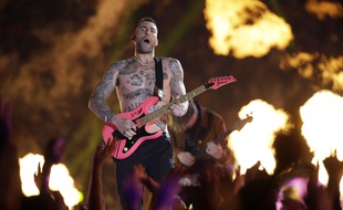 Le chanteur Adam Levine du groupe Maroon 5, lors de la mi-temps du Super Bowl 2019.
