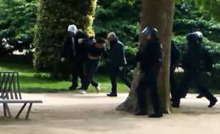 Photo extraite de la vidéo de Mediapart sur laquelle on aperçoit Alexandre Benalla et Vincent Crase arrêter Khelifa. M.