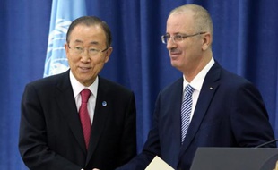 Le secrétaire général de l'ONU Ban Ki-moon et le chef du gouvernement d'union palestinien Rami Hamdallah le 13 octobre 2014 à Ramallah