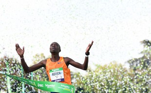Le Kényan Elisha Rotich a battu le record de l'épreuve, dimanche, sur le bitume parisien.