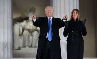Donald et Melania Trump saluent plusieurs milliers de supporteurs à Washington, à la veille de l'investiture, le 19 janvier 2019.