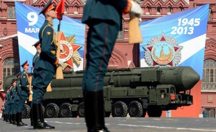 Une colonne de lanceurs de missiles balistiques sur la Place Rouge, à Moscou, le 9 mai 2013.