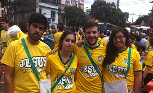 De jeunes missionnaires évangéliques près du Maracanã de Rio, le 22 juin 2014.