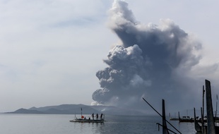 Le volcan Taal s'est réveillé.