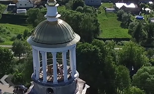 Un drone surprend un couple en train de faire l'amour en haut d'un clocher - Le Rewind (video)