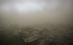 Un épais voile de poussière recouvre un village près de New Delhi, le 13 mai 2018.