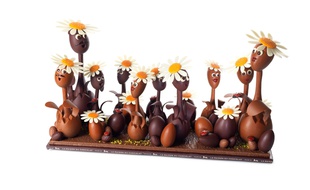 La famille pâquerette, Collection Un air de famille, créée par Nicolas Cloiseau, La Maison du Chocolat, en édition limitée1100 € la pièce géante de 3,4 kg.