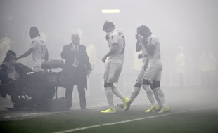 Les joueurs ont dû retourner aux vestiaires avant le coup d'envoi de la deuxième période, en raison des nombreux fumigènes cramés par les Lyon 1950. JEAN-PHILIPPE KSIAZEK