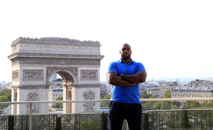 Teddy Riner devant l'Arc de Triomphe, à Paris, le 28 juillet 2018.